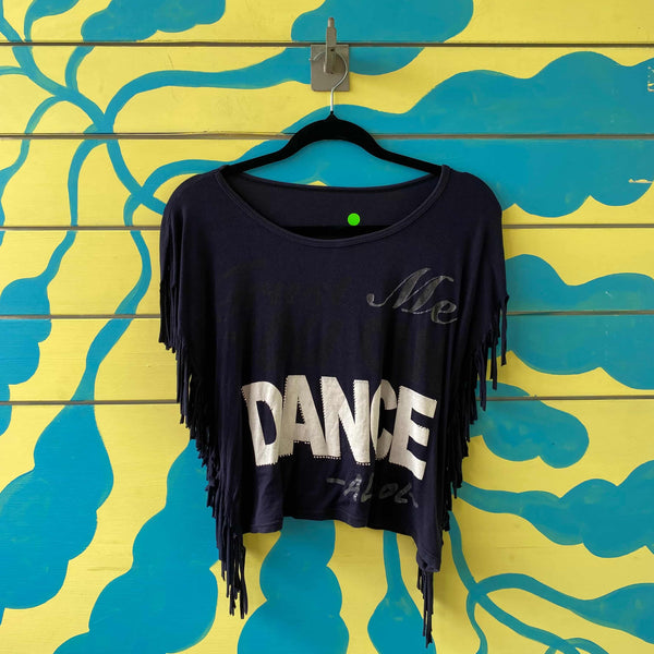 Camiseta azul con flecos