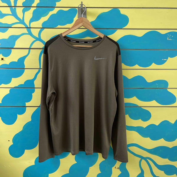 camiseta verde deportoiva Nike Running