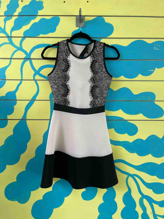 Vestido blanco y negro