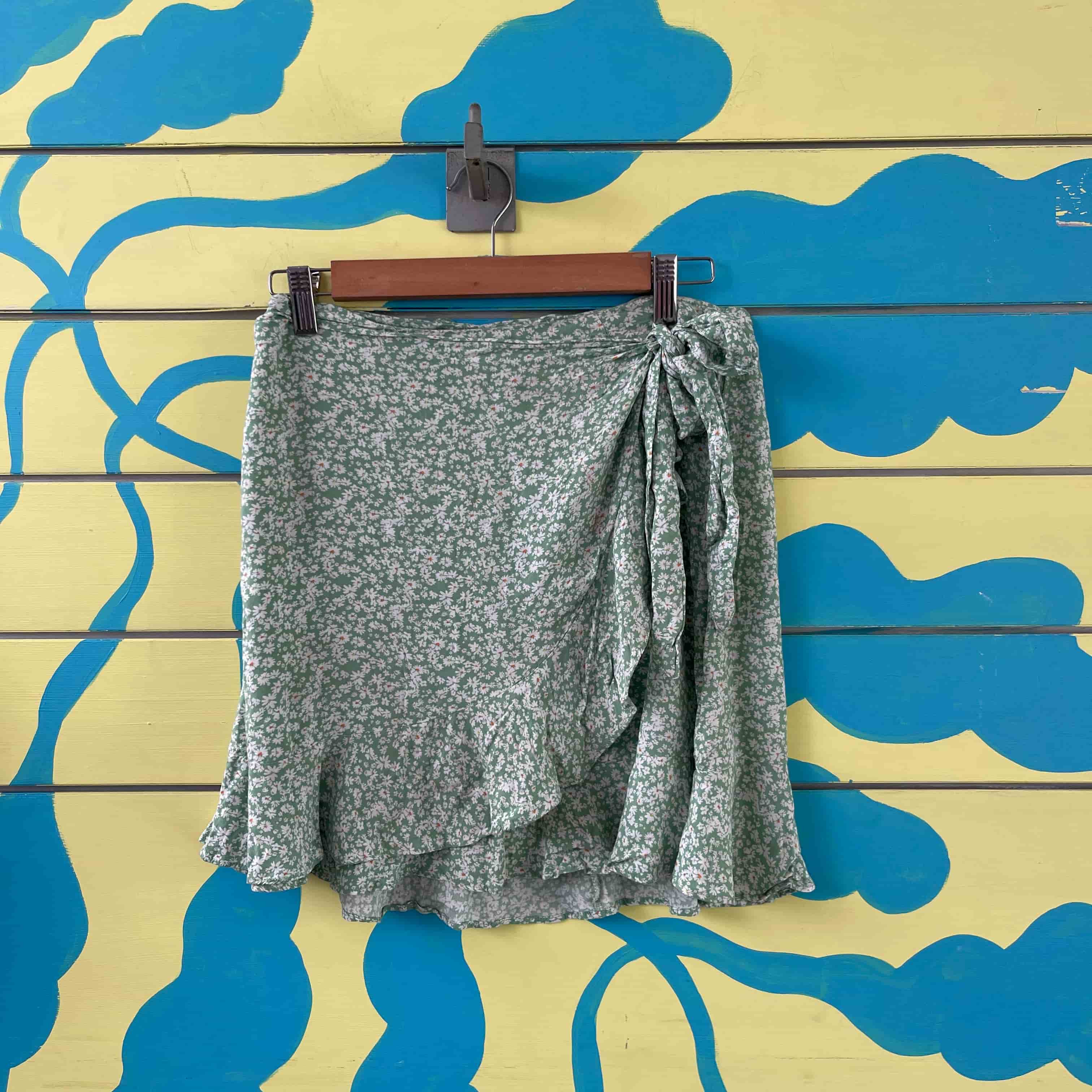 Falda verde con flores - Gallery 1