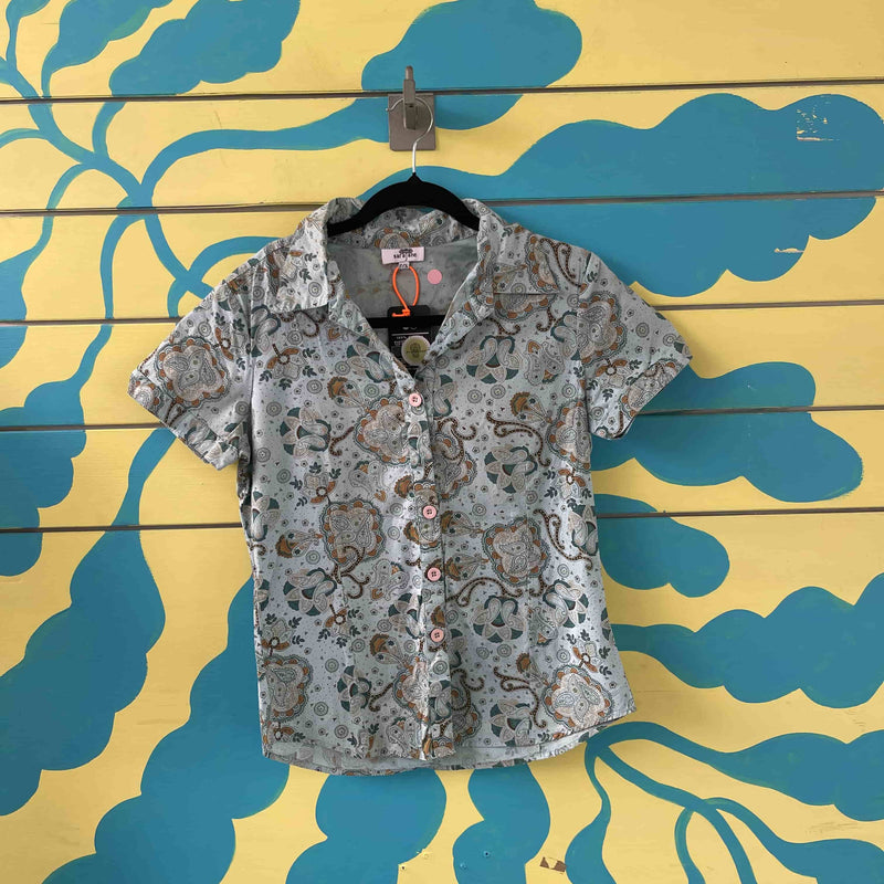 Camiseta azul con figuras - Image 1