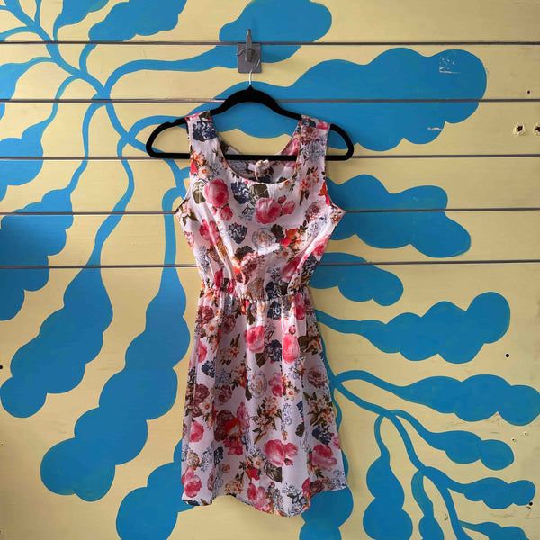 Vestido blanco con floresrosas y otros colores