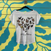 Camiseta blanca de mariposas