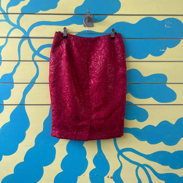 Falda roja con flores rojas - Secondary