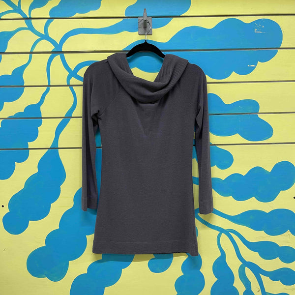 Camiseta cuello tortuga gris