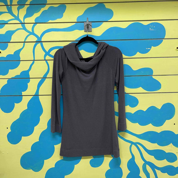 Camiseta cuello tortuga gris - Secondary