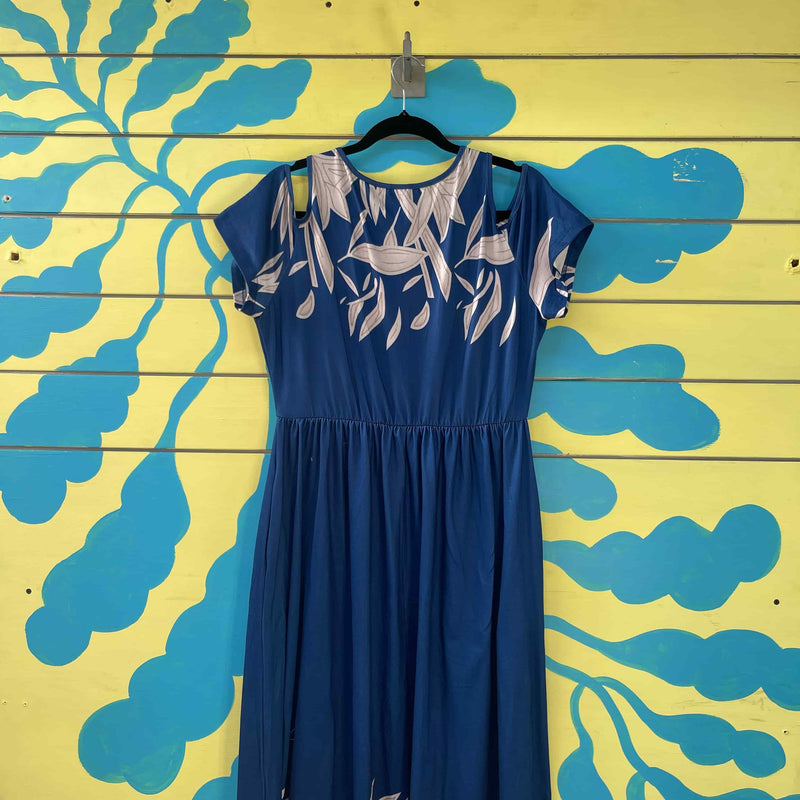 Vestido azul con hojas blancas en el cuello y falda - Image 2