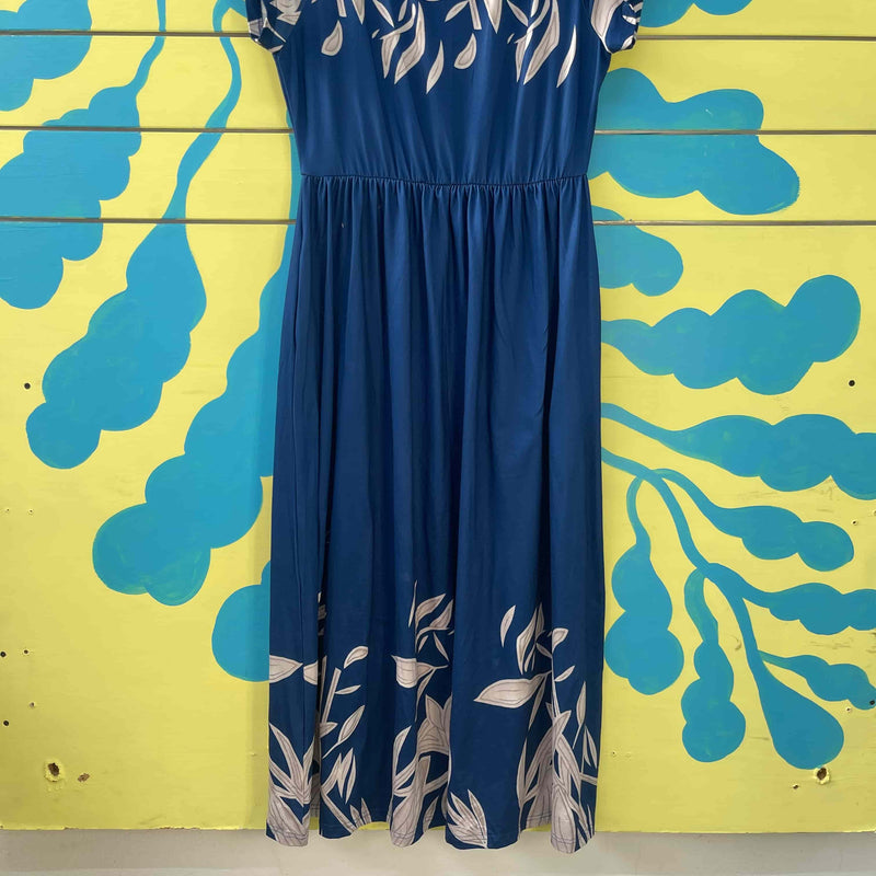 Vestido azul con hojas blancas en el cuello y falda - Image 3