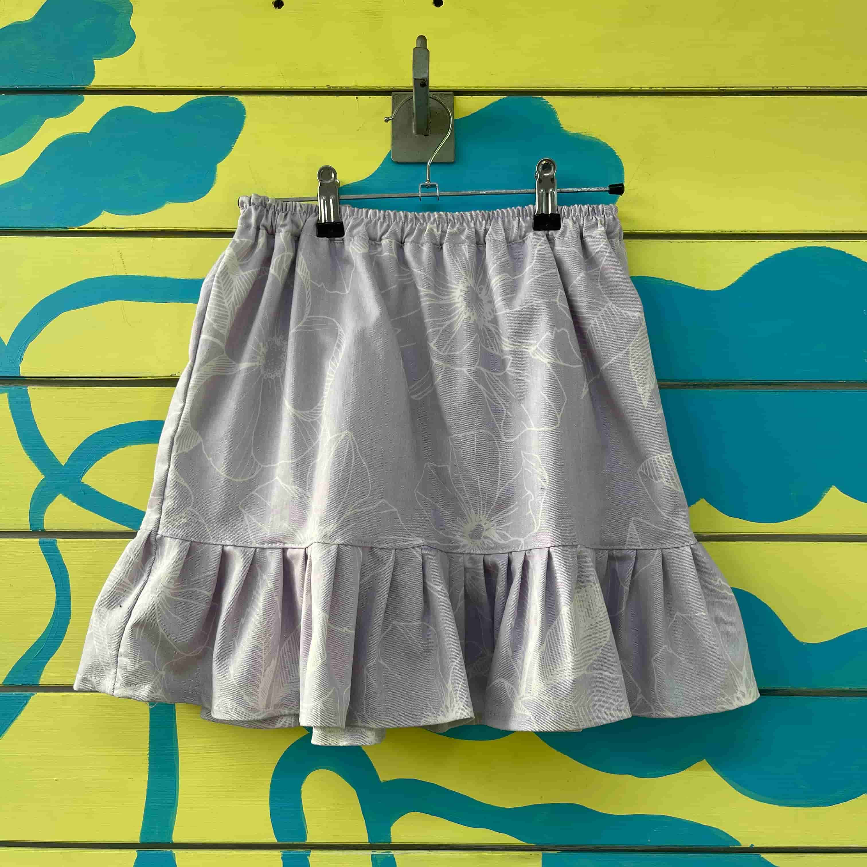 Falda lila con flores blancos - Gallery 2