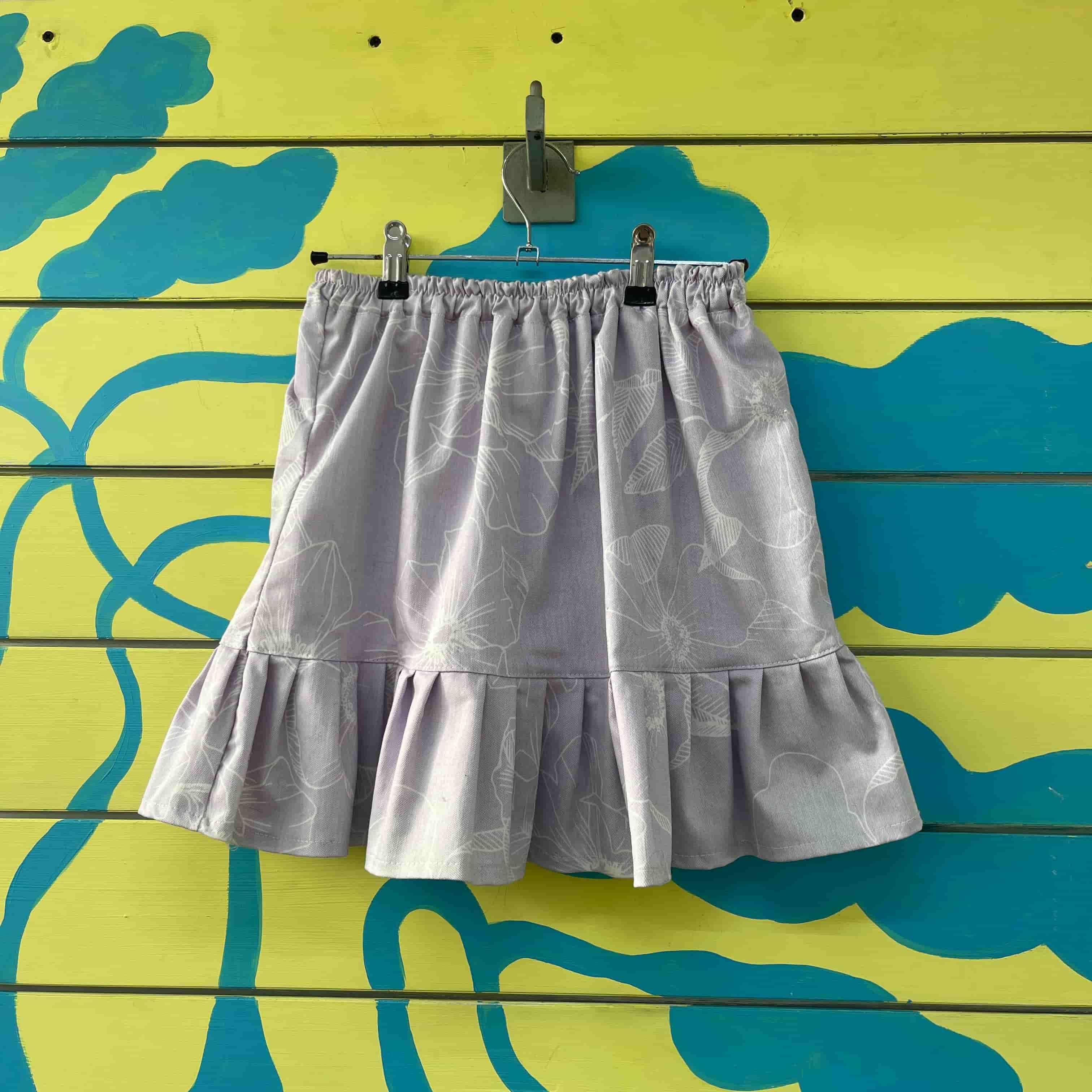 Falda lila con flores blancos - Gallery 1