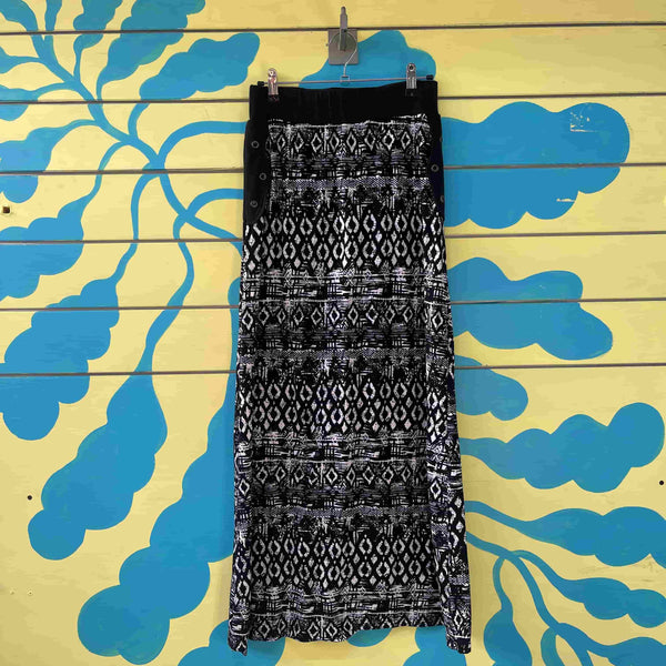 Falda negra con arabescos blancos