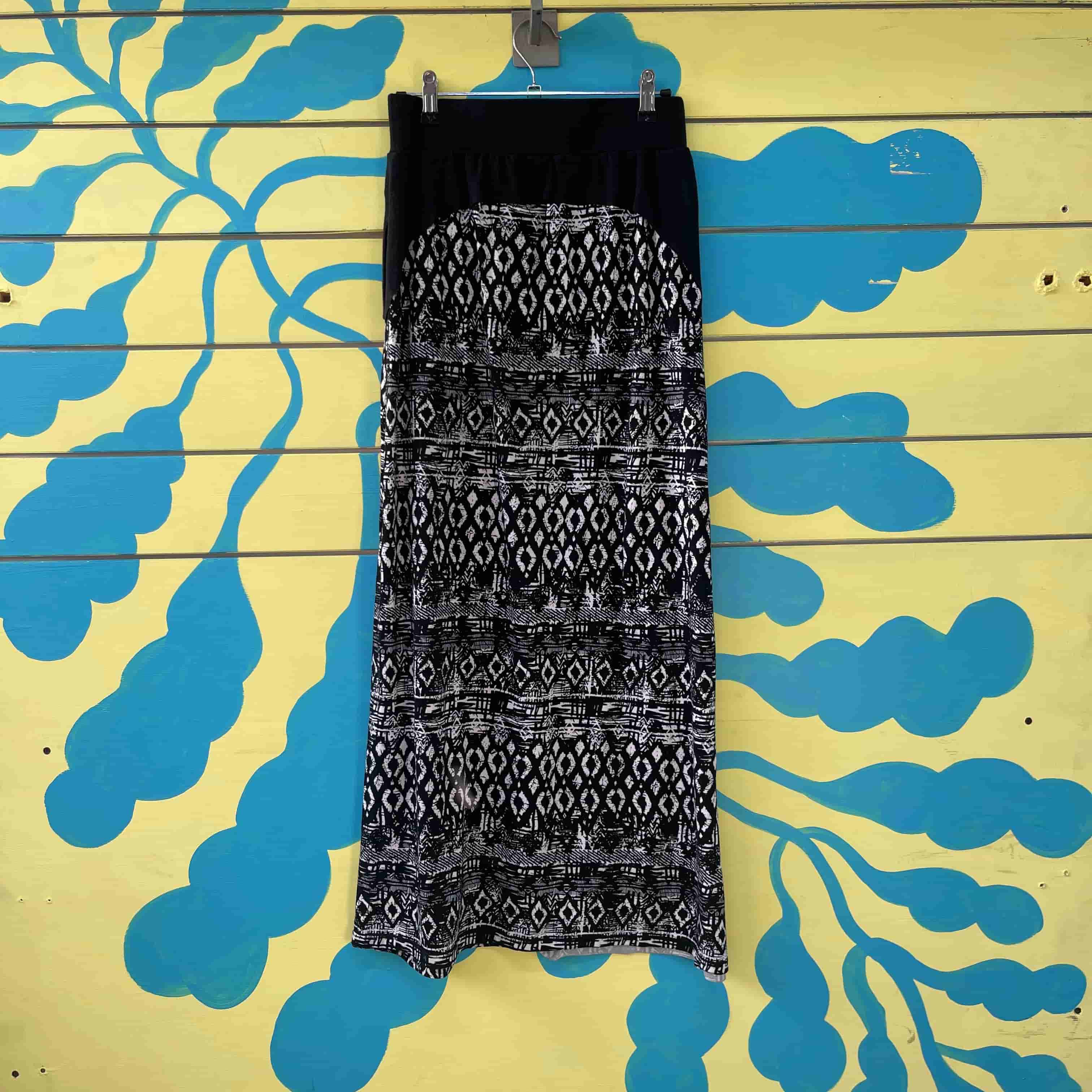 Falda negra con arabescos blancos - Gallery 2