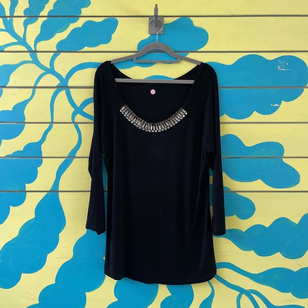 Camiseta negra con aplicaciones de metal y bisuteria