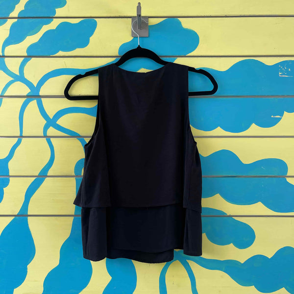 Camisa negra con aplicaciones de piedra