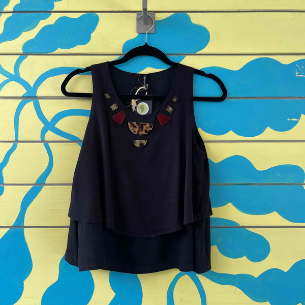 Camisa negra con aplicaciones de piedra - Secondary