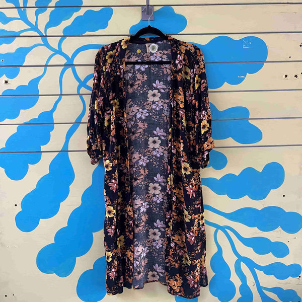 Kimono negro de flores amarillas