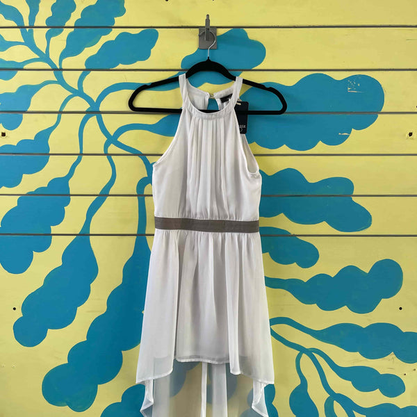 Vestido blanco con cinturon