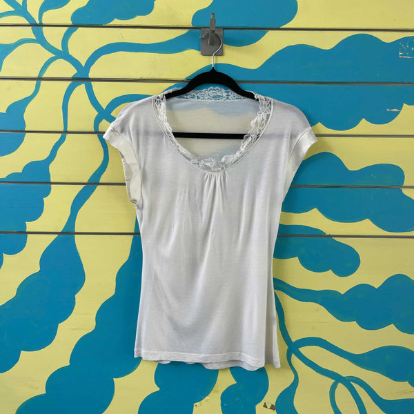 Camiseta blanca con encaje en el cuello