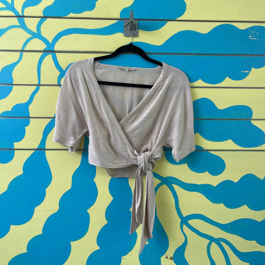 Blusa corta de lino beige