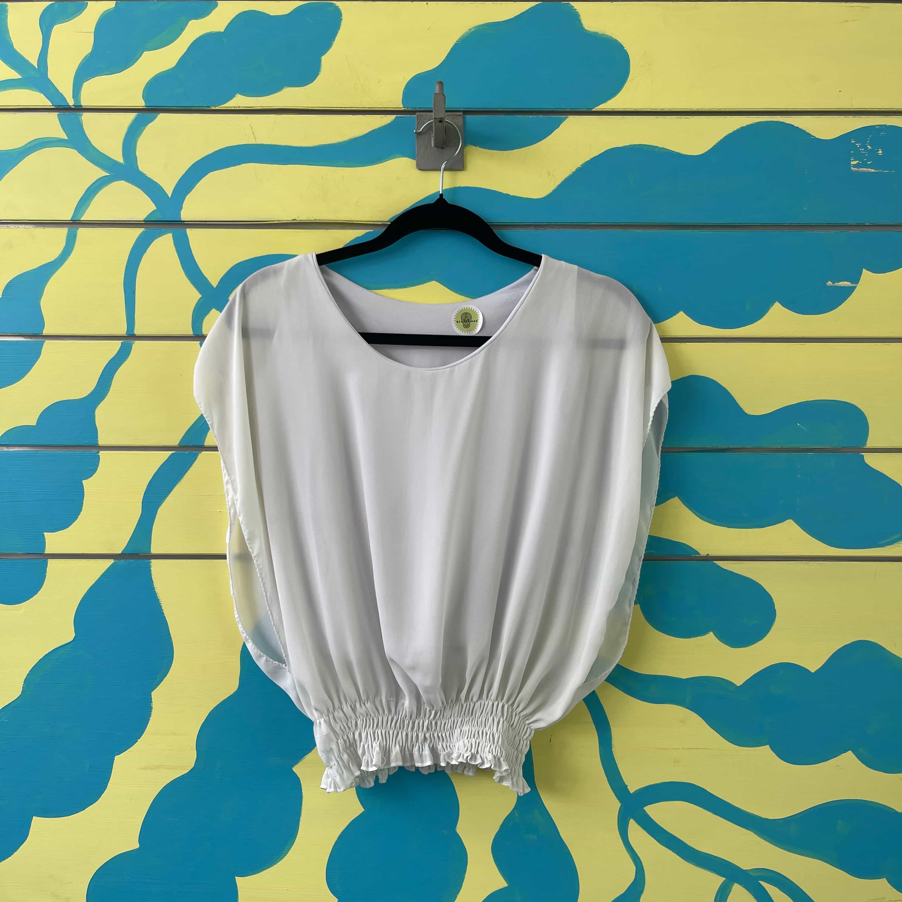 Blusa blanca con resorte - Gallery 1
