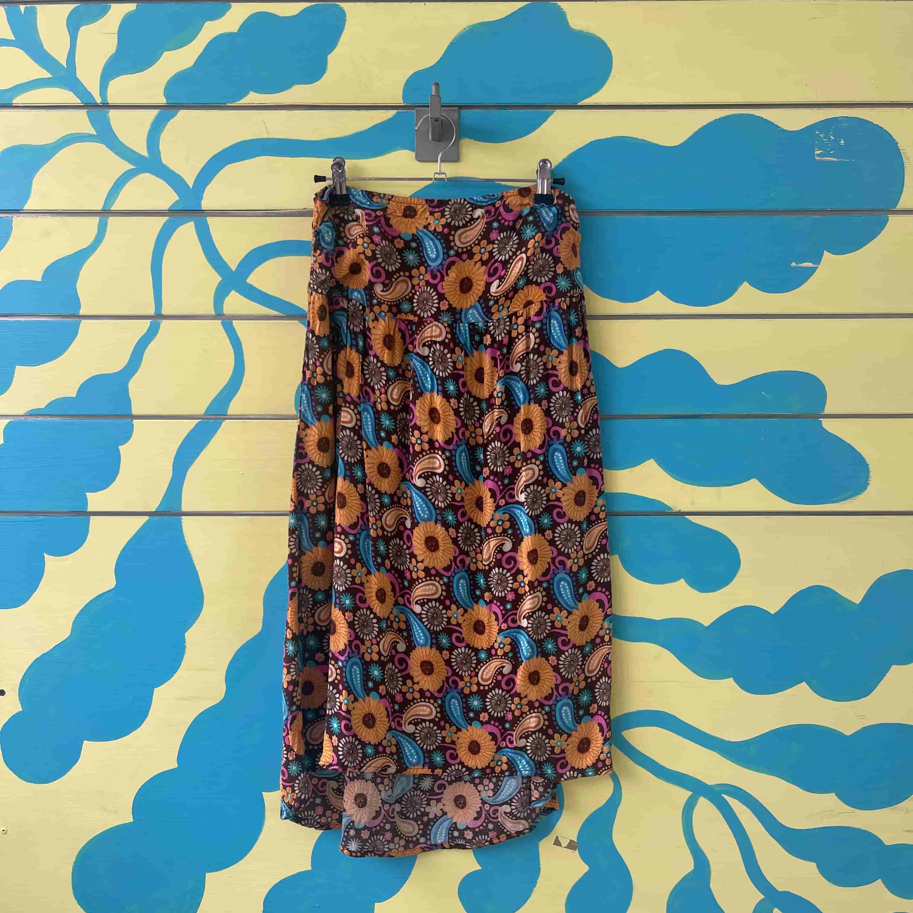 Falda cafe con flores - Gallery 1