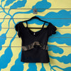 Camiseta negra con detalles dorados