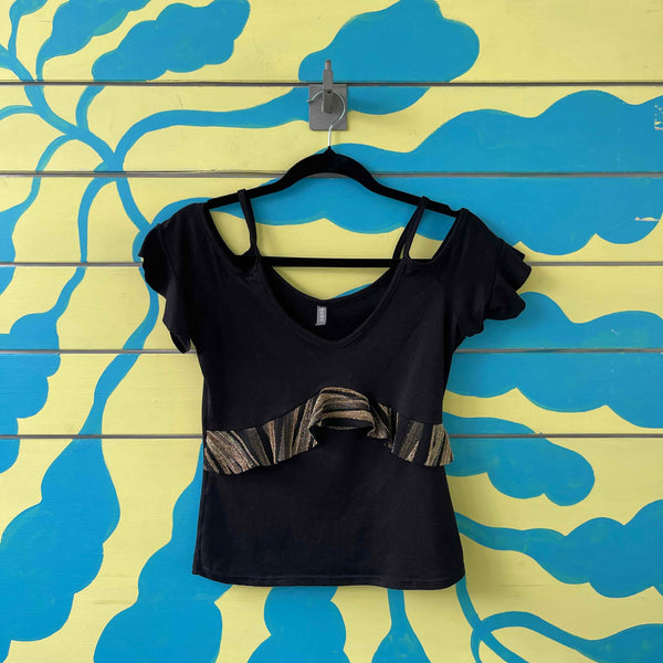 Camiseta negra con detalles dorados