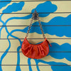 Bolso naranja con cadena