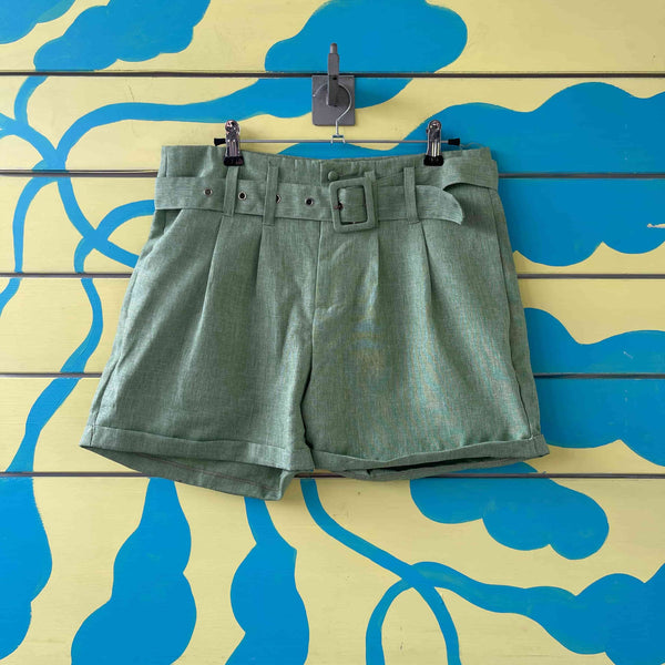 Short verde con correa