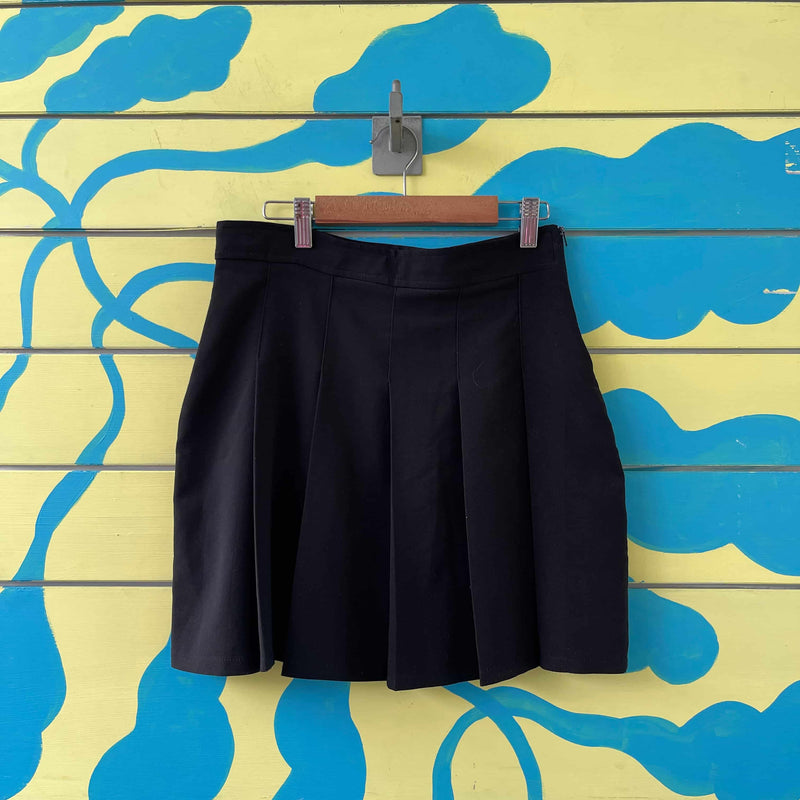 Falda negra con piegles talla 10 - Image 1