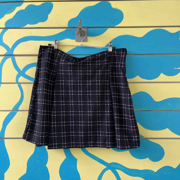 Minifalda negra de rayas blancas talla L