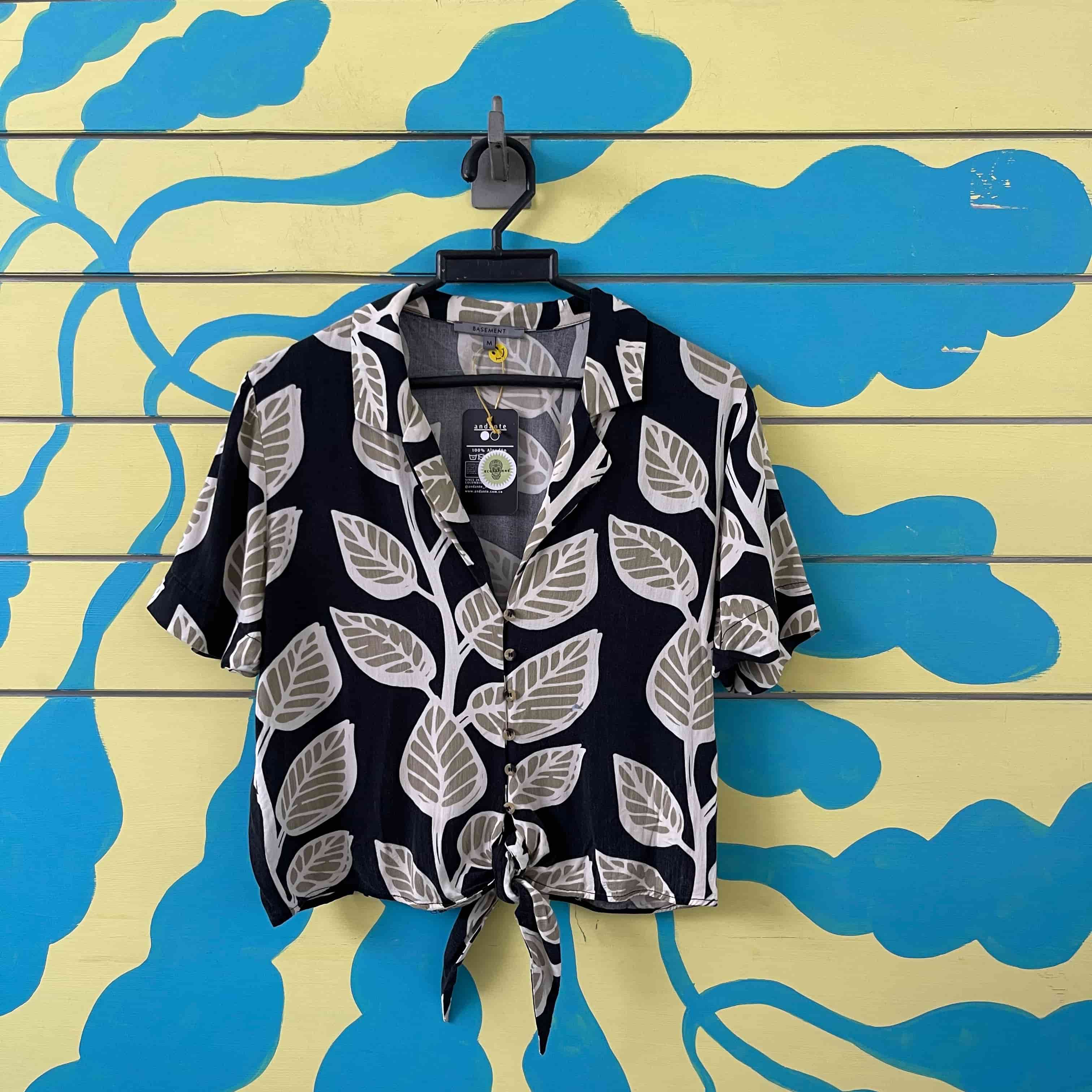 Camisa negra hojas verdes talla M - Gallery 1