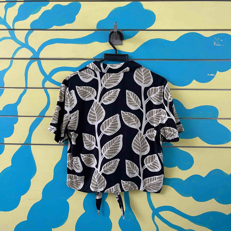 Camisa negra hojas verdes talla M - Image 2