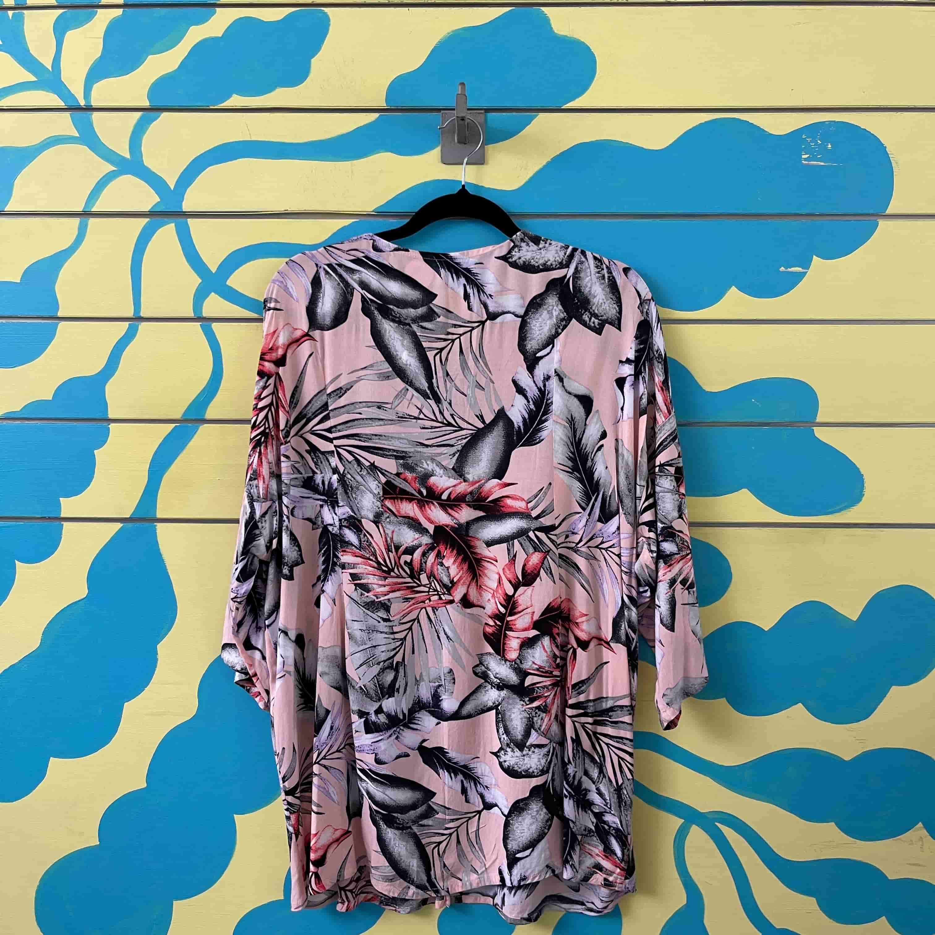 Camisa rosa de hojas grises rojas talla M - Gallery 2
