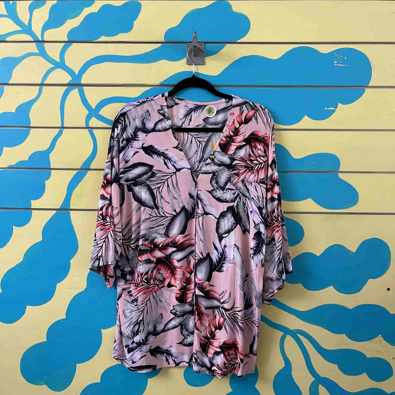 Camisa rosa de hojas grises rojas talla M - Image 1
