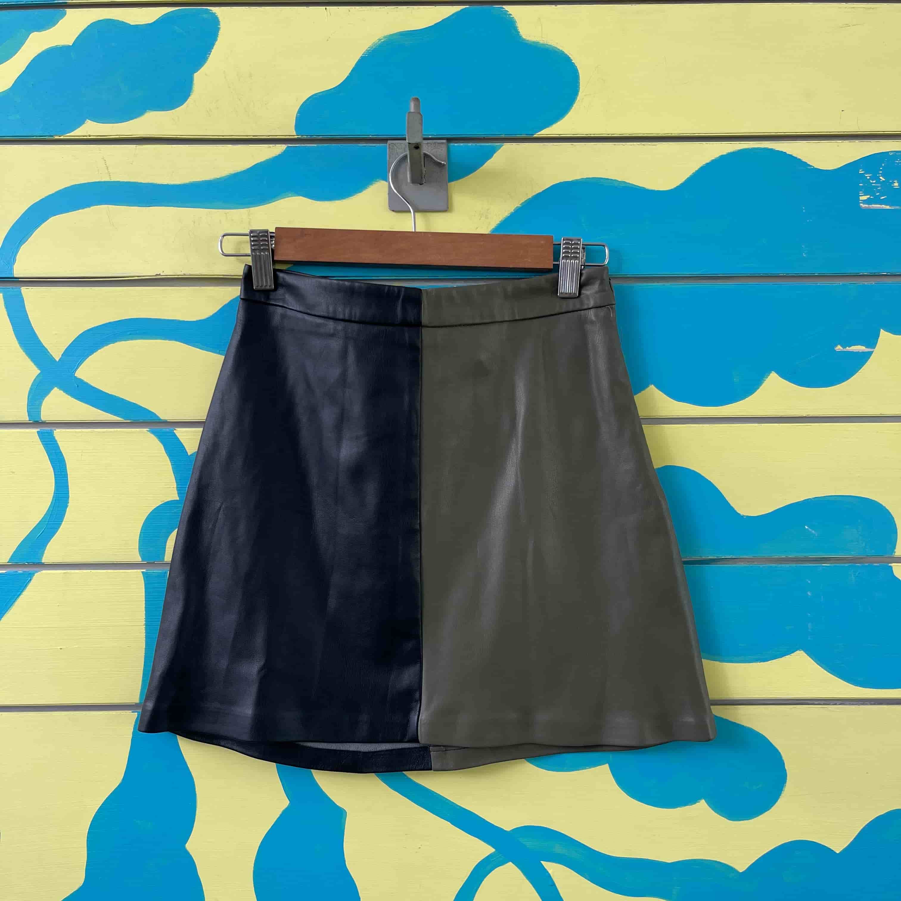 Minifalda de cuerina verde y negro talla 34 - Gallery 1