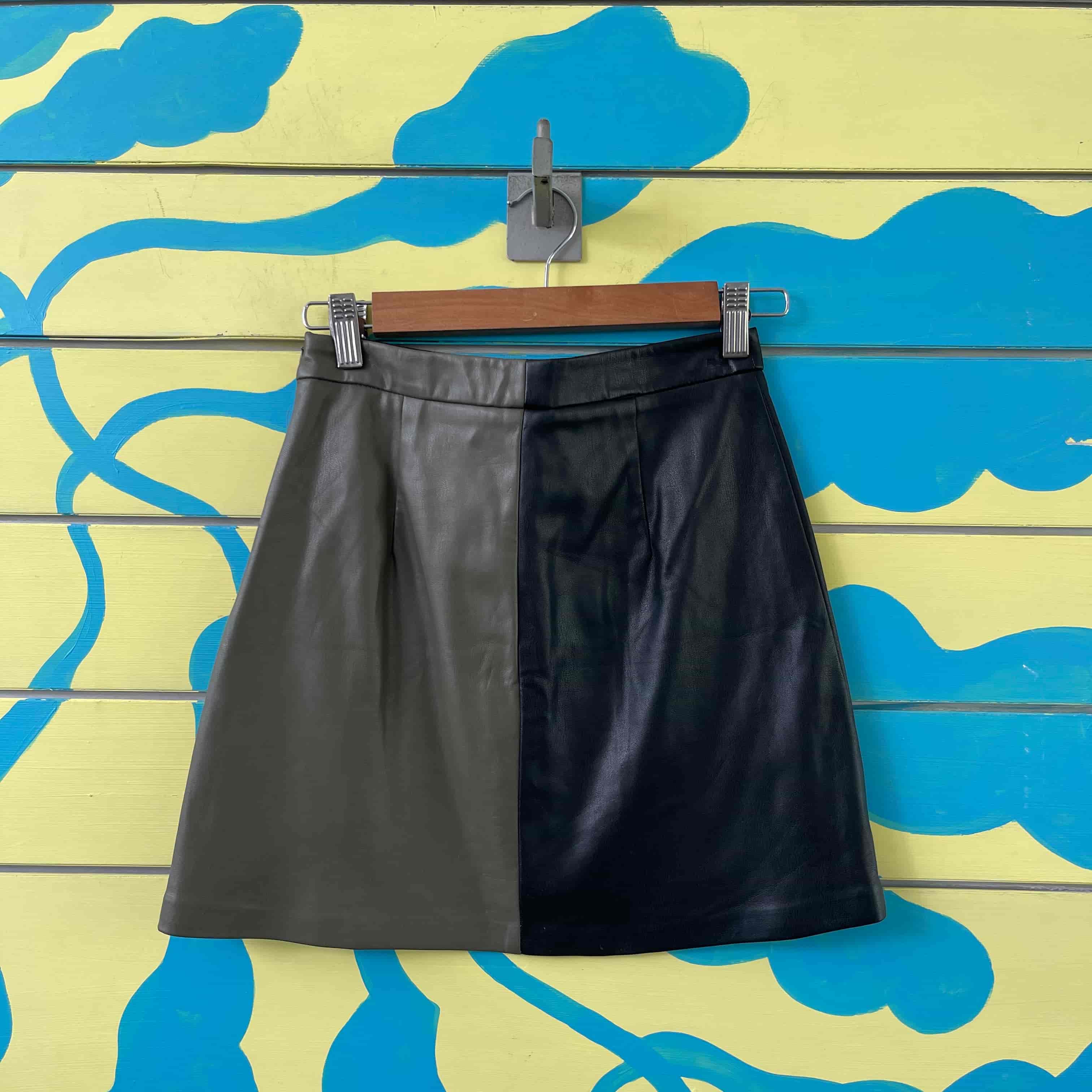 Minifalda de cuerina verde y negro talla 34 - Gallery 2