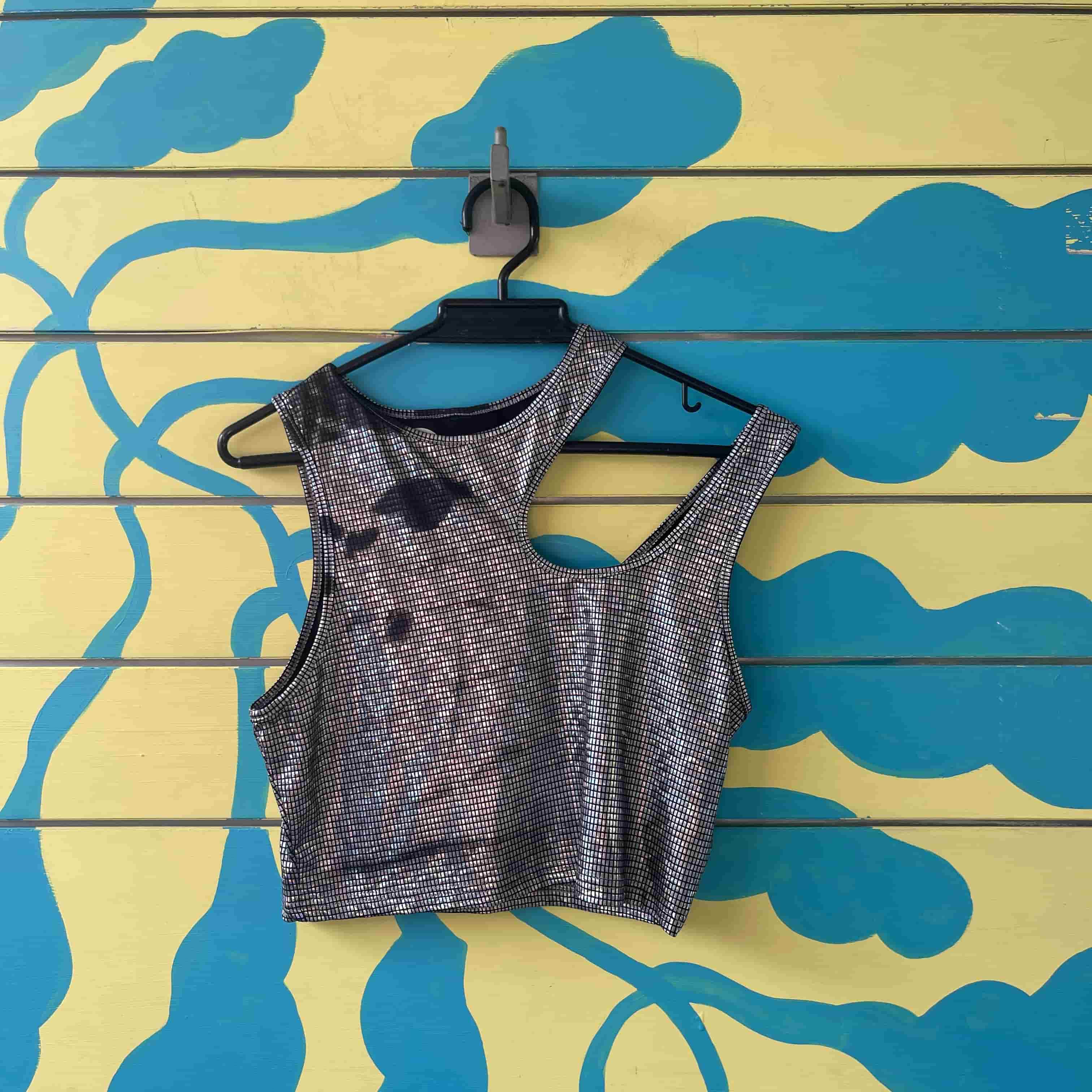 Crop top platinado asimetrico talla S - Gallery 2