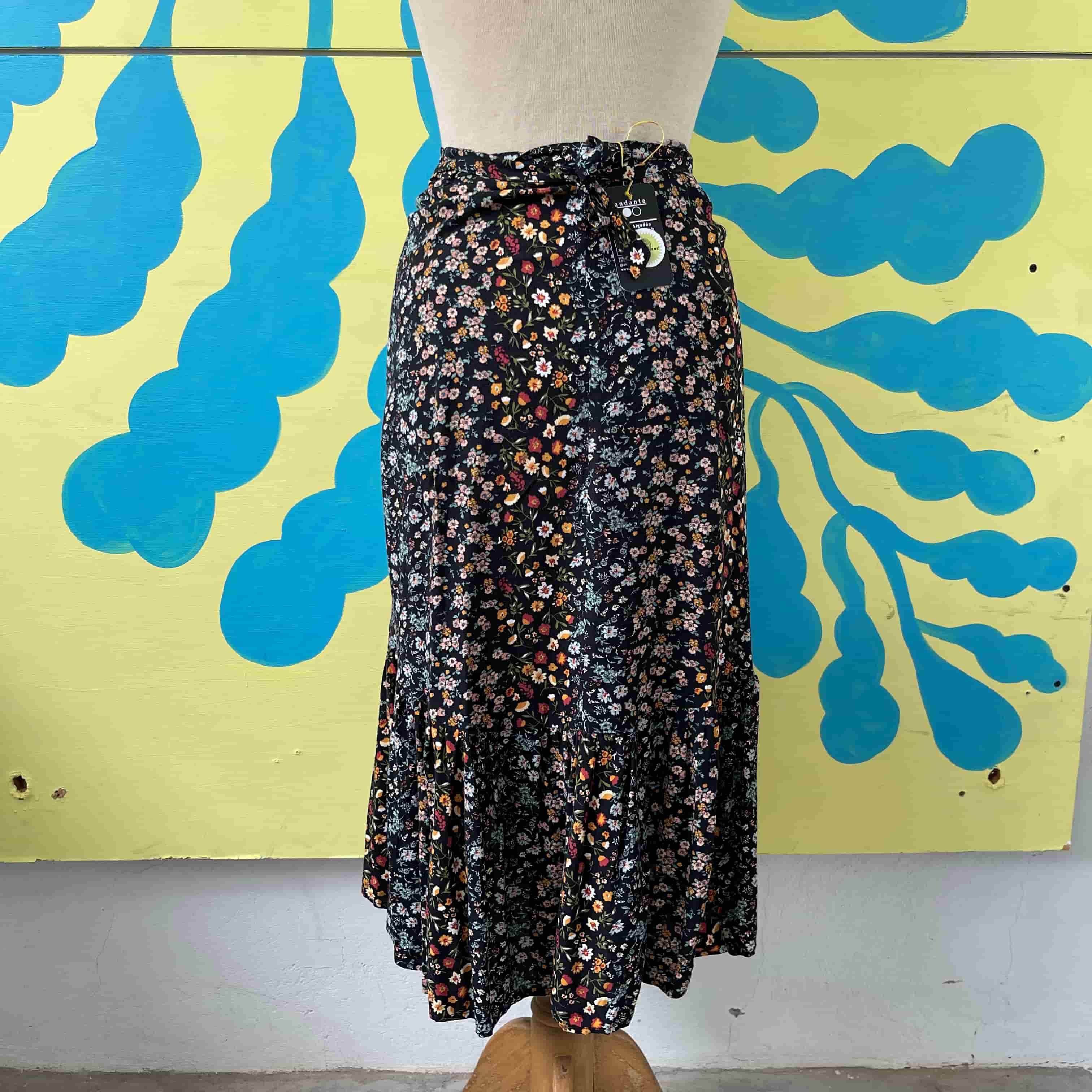 Falda negra de florecitas talla M - Gallery 1