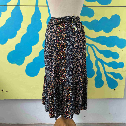 Falda negra de florecitas talla M
