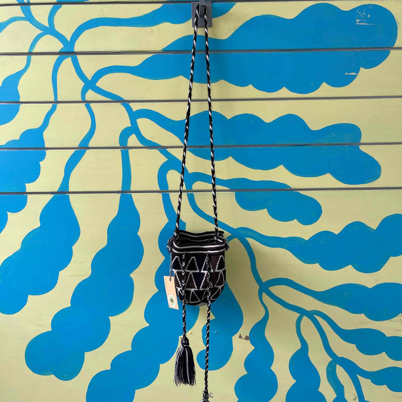Mochila café de triángulos - Image 2