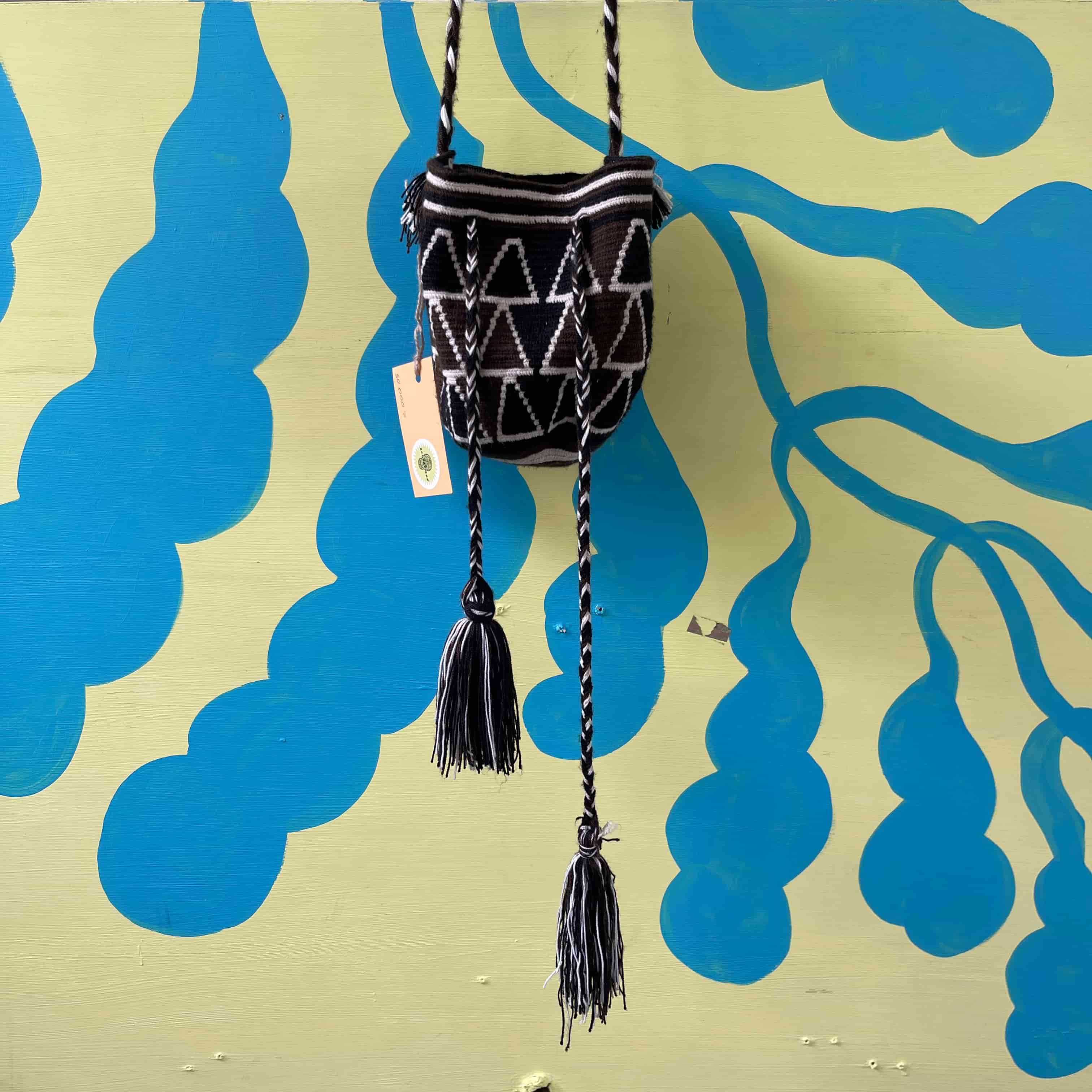Mochila café de triángulos - Gallery 3