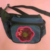 Riñonera con flor de lentejuelas