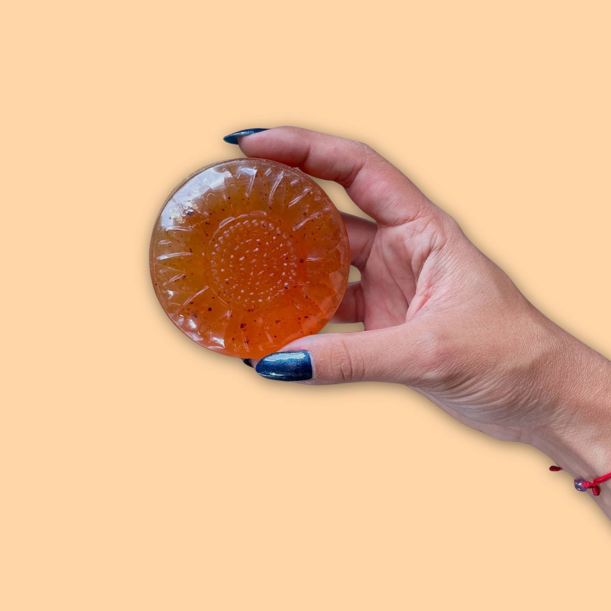 Jabón de Caléndula + Naranja y Cúrcuma Hijas de la Tierra 90 gr. - Gallery 4