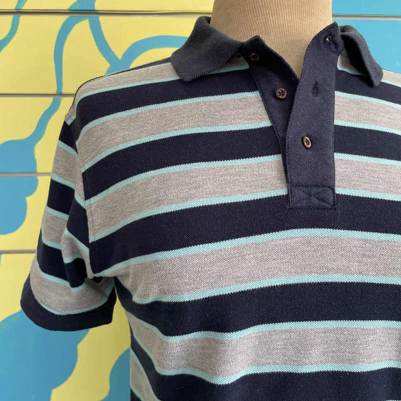 Camisa Tipo Polo Gris con Rayas Azules - Image 3