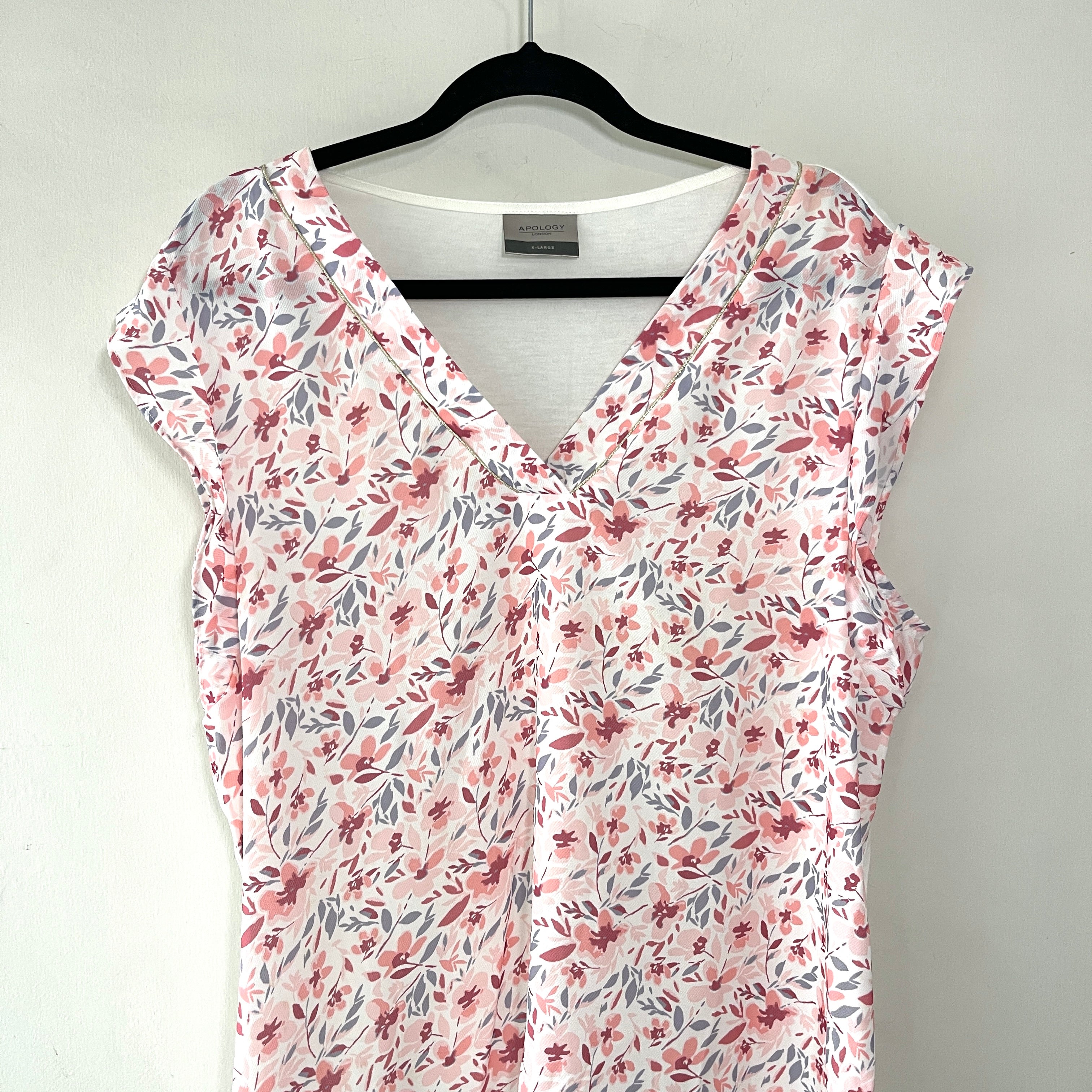 Camisa en V Estampado Flores Rosadas - Gallery 3