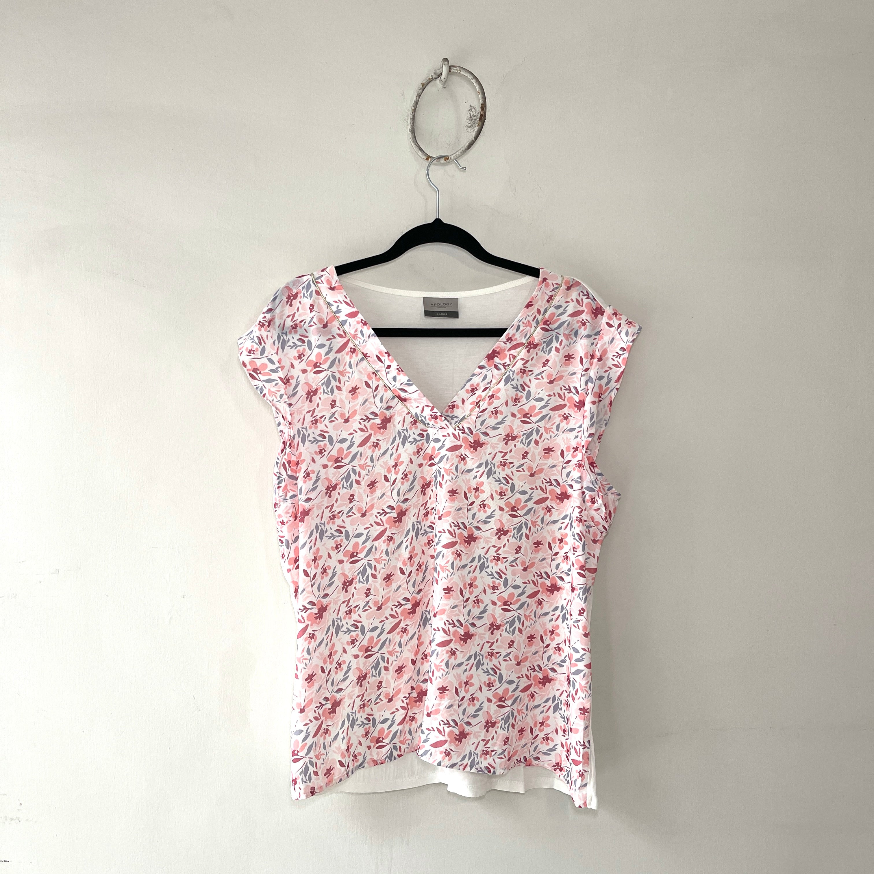 Camisa en V Estampado Flores Rosadas - Gallery 1