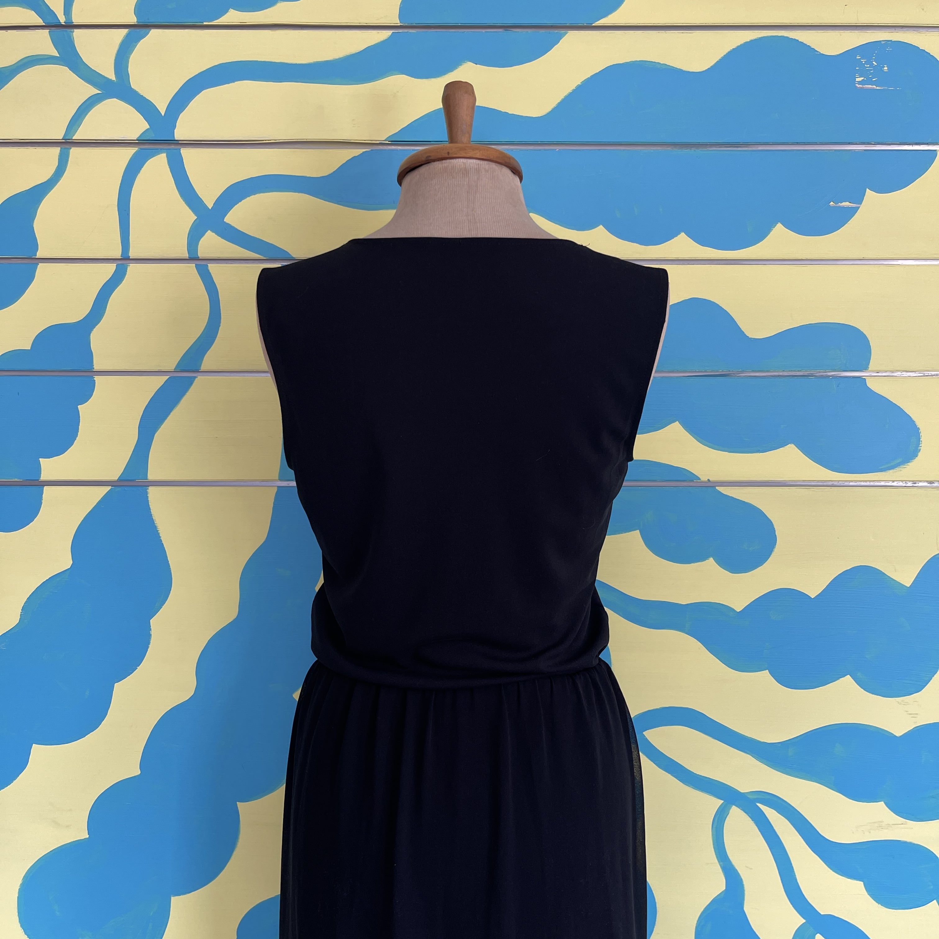 Vestido Negro Cuello V - Gallery 4