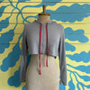 Crop Top Deportivo Gris Capucha