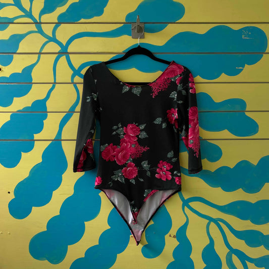 Body manga larga negro con flores rosadas